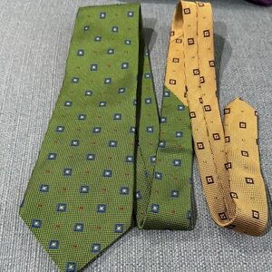 Tommy Hilfiger Stylish Green and Gold Patterned Tie 🔥